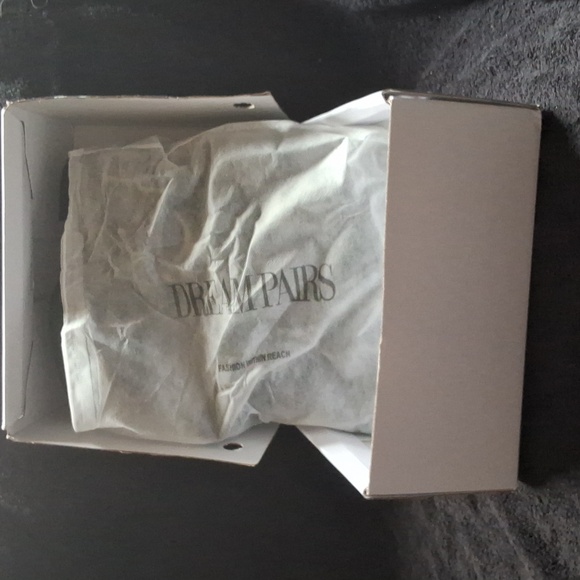 I am selling a brand new pair of Moto boots with original box and protective bag - Picture 6 of 7